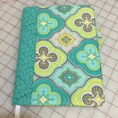 Composition Notebook Diy, Quilt Book Cover, Altered Composition Notebooks, Sewn Gifts, Homemade Journal, Diy Notebook Cover, Composition Notebook Covers, Daily Meal Planner, Fabric Journal