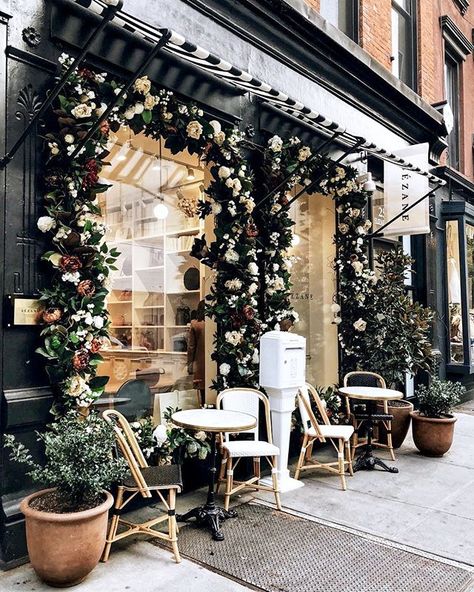 Retail Window Display Ideas, Retail Window Display, Christmas Store Displays, Window Display Ideas, Bar Deco, Holiday Window Display, Window Display Retail, Flower Shop Design, Store Window Displays