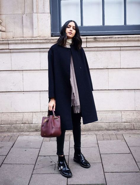 The London Girl We Follow for Expensive-Looking Outfit Ideas Loafers Trend, Navy Pea Coat, London Look, Navy Coat, Prom Dress Stores, Coat Outfit, London Street Style, Coat Outfits, 가을 패션