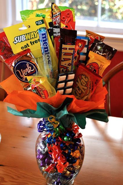 Candy Boquets, Candy Centerpiece, Candy Arrangements, Candy Centerpieces, Candy Gift Baskets, Candy Bouquet Diy, Cars Ideas, Candy Crafts, Gift Bouquet