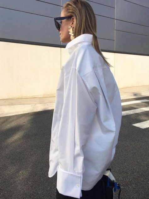 This shirt Boyfriend Jeans Kombinieren, Oversized White Shirt, Fashion Gone Rouge, White Shirt Outfits, Walking Down The Street, Minimal Chic, Winter Trends, Looks Style, Mode Inspiration