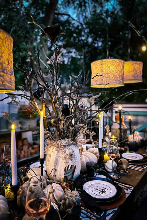 Garden Party Wedding Table, Witchy Dinner, Halloween Table Scape, Witches Table, Trick Or Treat Table, Magic Theme Party, Halloween Event Ideas, Practical Magic Party, Halloween Dining Table