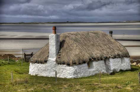 Crofters Cottage, North Uist | A beautifully kept crosfter's… | Flickr Uist Scotland, Pictures Of Mountains, Scottish Cottages, Hebrides Scotland, Black Houses, Scottish Homes, English Cottages, Bonnie Scotland, Irish Cottage