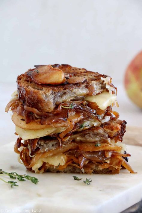 Apple and French Onion Grilled Cheese is a gourmet grilled cheese sandwich prepared with cheddar, caramelized onions and some cooked apples. Apple Grilled Cheese, French Onion Grilled Cheese, Caramelized Onion Sandwich, Gourmet Grilled Cheese Sandwich, Onion Grilled Cheese, Fancy Grilled Cheese, Apple Sandwich, Perfect Grilled Cheese, Gourmet Grilling