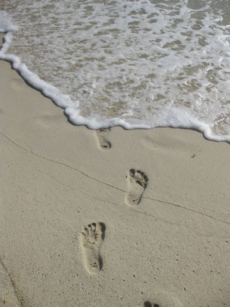 It is amazing how our time goes so quickly, time is like our footprints in the sand, all too quickly washed away. Footprint On Sand, Sand Drawing, Beach Drawing, Footprints In The Sand, Handmade Sketchbook, Desert Island, Beach Wallpaper, 3d Drawings, Sand And Water