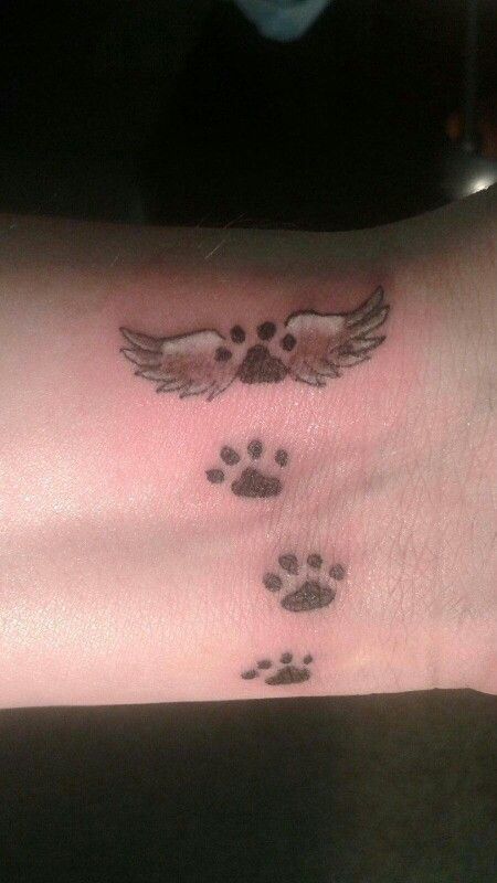 Angel wing paw print tattoo Tattoo Dog Memorial, Tattoo Memorial, Tatoo Dog, Tattoo Side, Pet Memorial Tattoo, Pet Tattoos, Pug Tattoo, Dog Memorial Tattoos, Pawprint Tattoo