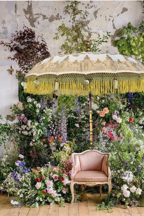 Flowers In Umbrella, Painted Umbrella, Garden Backdrop, Diy Fairy Garden, Garden Parasols, Garden Umbrella, Flower Installation, Garden Decor Ideas, Fairy Garden Decor