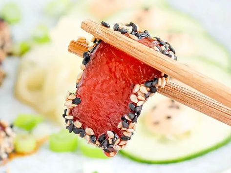 Vegan Salmon Recipe, Sashimi Recipe, People Cooking, Videos Of People, Spicy Tuna Roll, Salmon Sushi, Austrian Recipes, Vegan Sushi, Watermelon Recipes