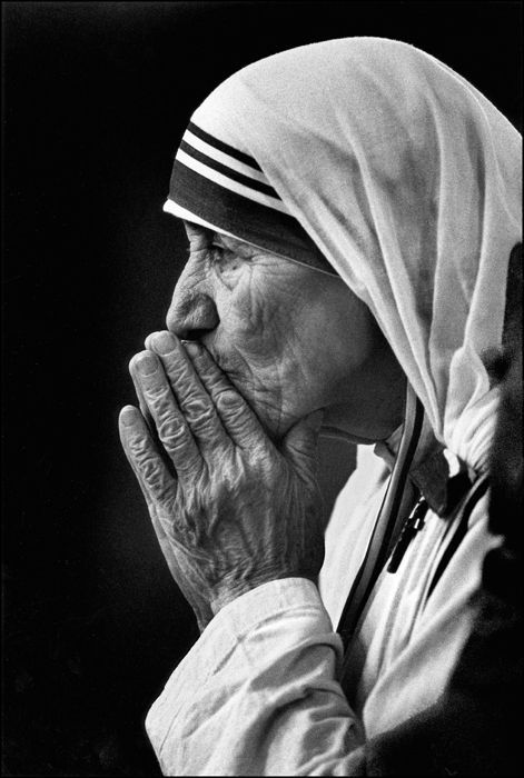 Saint Mother Teresa canonisation Sept 4 2016 Pray without ceasing. 1 Thessalonians 5:17 Mother Teresa Pictures, Mother Teresa Photos, Saint Teresa Of Calcutta, Poverty And Hunger, Mother Teresa Quotes, Saint Teresa, We Are All One, Catholic Images, Mother Teresa