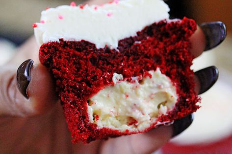 Red Velvet Cheesecake Cupcakes Red Velvet Cheesecake Cupcakes, Red Velvet Muffins, Velvet Desserts, Cheesecake Cupcakes Recipe, Recipes Cupcakes, Red Velvet Cupcakes Recipe, Red Velvet Desserts, Cupcakes Filled, Cupcakes Recipes