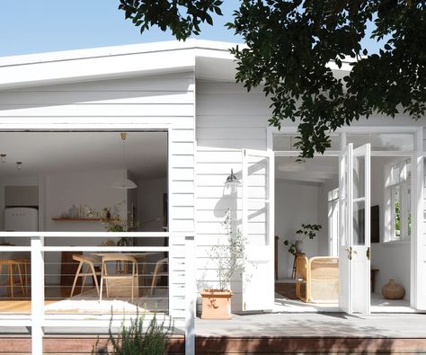 A colonial weatherboard given a contemporary renovation Hamptons House Exterior, Contemporary Colonial, Hamptons Homes, Weatherboard House, Three Birds Renovations, Home Decor Sewing, Timber Deck, Classic Kitchen, Beach Cottage Style