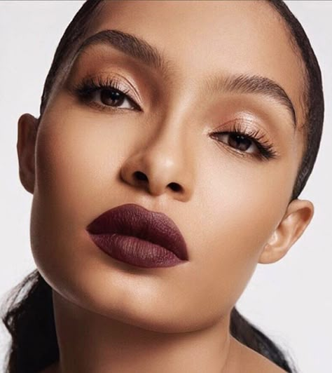 Dark Brown Lipstick Looks, Holiday Makeup Black Women, Purple Lipstick Black Women, Soft Dramatic Makeup, Fall Natural Makeup, Soft Glam Dark Skin, Dark Lipstick Looks, Dark Skin Makeup Looks, Full Glam Makeup Looks Black Women