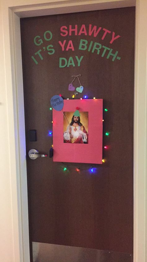 Christmas Dorm Door Ideas, Creative Door Decorating Contest, College Dorm Door Decorations Christmas, Office Door Decorating Contest Funny, Funny Door Decorations Christmas, Holiday Door Decorations For Work Funny, Dorm Door Christmas Decorations, Dorm Door Decorations Christmas, Christmas Door Ideas For Classroom Funny