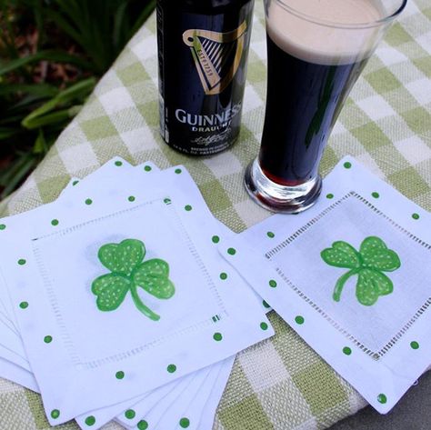 St Patricks Day Drinks, Fete Saint Patrick, Linen Cocktail Napkins, Green Shamrock, St Patrick's Day Crafts, Original Gifts, Happy Art, St Pattys Day, Saint Patrick