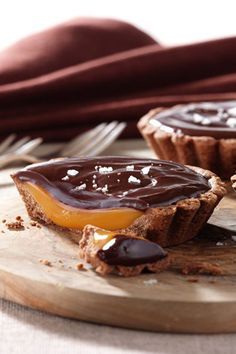 Get ready to WOW with this one 🤩 Top tip if you're new to making caramel: don't stir the sugar while it melts, just gently swirl the pan. Check out all that incredible oozy caramel and glossy ganache as you cut into your finished tarts! #JoyInTheMaking Salted Caramel Tartlets, Mini Caramel Cheesecake, Caramel Tartlets, Chocolate Tartlets, Caramel Tarts, Salted Caramel Chocolate Tart, Chocolate Caramel Tart, Salted Caramel Tart, Chocolate Tarts