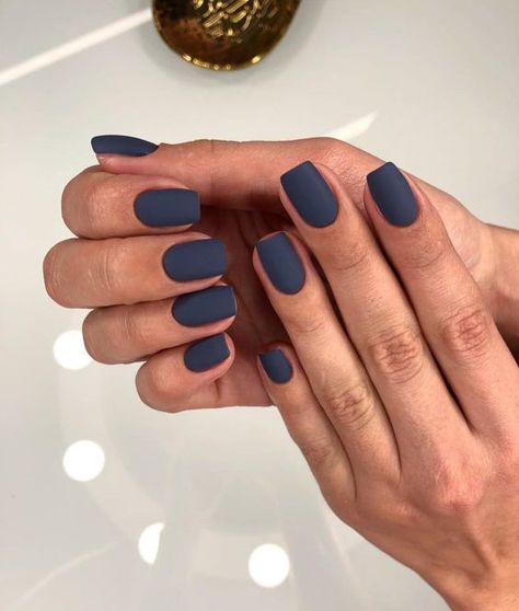 Nails autumn Minimalist Nail Color, Matte Manicure Ideas, Winter Nail Colors 2023, Simple Fall Nail Ideas, Mate Nails, Nail Colors For 2023, Nail Color Palette, Simple Fall Nail, Nail Colors 2023