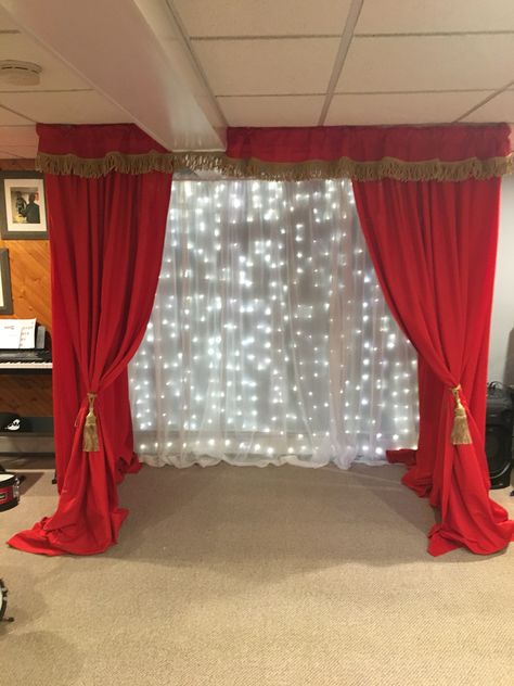 Diy Stage Curtains, Theater Ideas Stage, Theater Decor Stage Set Design, Drama Classroom Decor, Kids Play Stage, Playroom Stage, Drama Classroom, Diy Stage, Dress Up Area