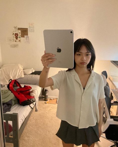 Instagram Feed Tips, Photography Set Up, Korean Fashion Ulzzang, Mirror Selfie Poses, Selfie Poses Instagram, Instagram Outfits, School Fits, Insta Inspo, Pose Reference Photo