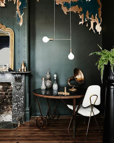 It's trending: 10 examples of Green Walls- Eclectic Trends Interior Boho, Photo Deco, Interior Design Per La Casa, Modern Victorian, Green Walls, Dark Walls, 2016 Trends, Dark Interiors, Green Interiors