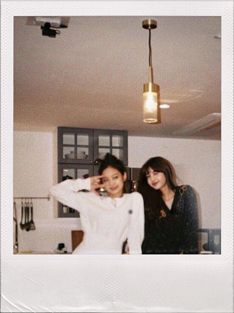 Jennie Polaroid Aesthetic, Blackpink Aesthetic Pictures, Blackpink Polaroid Aesthetic, Jenlisa Polaroid, Jennie Polaroid, Blackpink Polaroid, Black Hair Aesthetic, Blackpink Aesthetic, Jennie Jisoo