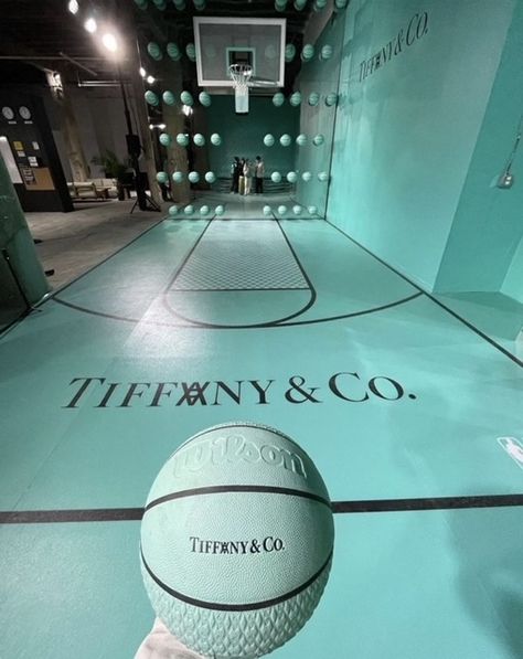 So...On The Ball 👀 The new Daniel Arsham x Tiffany basketball pop up has arrived in Cleaveland USA and it's a slam dunk!!🏀 The pop up is smashing it with their signature all blue branding, bringing some elegance to the game just in time for the NBA all Star weekend!! ✨ #tiffany #tiffany&co #NBA #propmakers #creativedesign #creativeagency #stunts #advertisingstunts #danielarshamxtiffany #basketball #nbsallstar #nbaallstarweekend Nba Aesthetic, Bola Basket, Brand Pop, Tiffany And Co, Booth Design, Pop Up Store, Tiffany Blue, Experiential, Blue Aesthetic