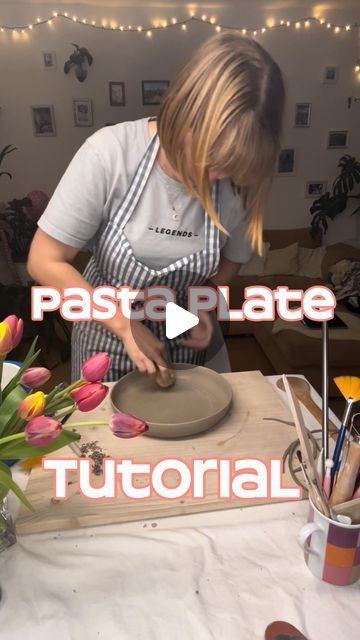 How To Make Pottery Plates, Pottery At Home Diy, Pottery Plates Ideas, Clay Crafts Tutorial, Diy Ceramic Plate, Clay Dish Ideas, Ceramic Tutorials, Ceramic Videos, Glazing Pottery