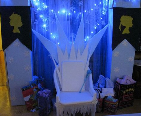 Pani Zima, Frozen Jr, Frozen Diy, Elsa Birthday Party, Ice Castle, Frozen Themed Birthday Party, Elsa Birthday, Stage Set Design, Baby Shower Crafts