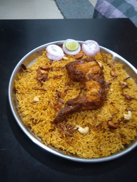 Chicken Mandi Chicken Mandhi, Mandi Food, Mandhi Rice, Chicken Mandi, Arabian Food, Chicken Plating, Breakup Picture, Mind Blowing Facts, Phone Wallpaper Quotes