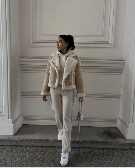 Fur Jacket Outfit, Cream Outfits, Jacket Outfit, Modern Fashion, Fur Jacket, Jacket Outfits, Latest Trends, Fashion Accessories, Cream