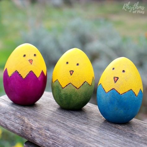 DIY Wooden Easter Chicks Wooden Eggs Crafts, Easter Chick Craft, Egg Craft, Creative Easter Eggs, Easter Crafts For Adults, Painted Eggs, Crafts Easter, Easter Egg Designs, Easter Egg Crafts