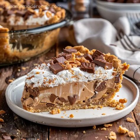 This No Bake Snickers Pie combines creamy peanut butter, rich cream cheese, and chunks of Snickers candy bars in a graham cracker crust for a delightful and easy-to-make dessert. Brownie Snickers Pie, Snickers Pie No Bake, Snickers Pie Recipe, Chicken Stroganoff Recipe, Snickers Pie, Snickers Candy Bar, Snickers Candy, Oreo Cookie Crust, Chicken Stroganoff