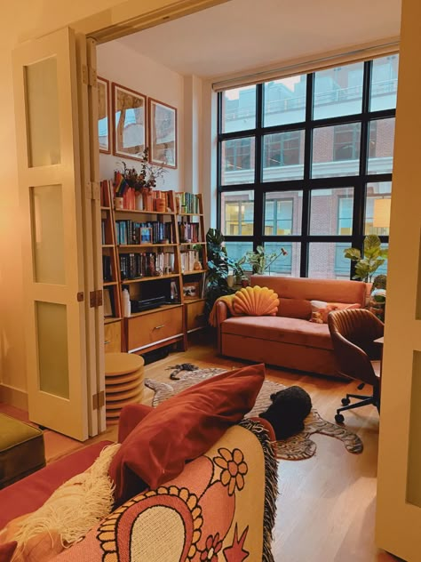 Here’s What Author Casey McQuiston Learned from Renting an Apartment in New York | Apartment Therapy Nyc Home Office Aesthetic, New York Apartment Interior Design, New York Apartment Design, Nyc Vintage Apartment, Office In Apartment, New York House Interiors, Vintage New York Apartment, Bedroom Ideas New York, Ny Apartment Aesthetic