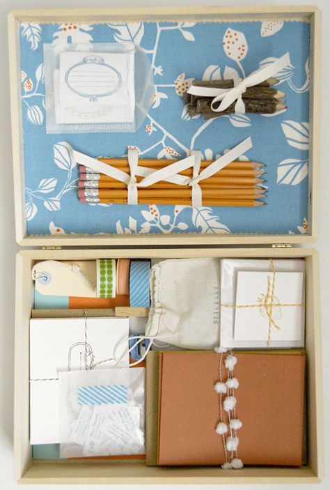 Make a letter writing kit! Great gift for a long distance friend or loved one Weekend Projects Diy, Letter Writing Kit, Lovely Letter, How To Make Letters, Diy Stationary, Letter Diy, Playful Learning, Cadeau Diy, Weekend Projects