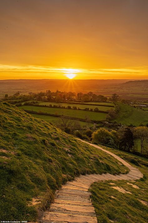 The sun rising over Glastonbury on Thursday morning as the bank holiday is set to begin wi... Preppy Slippers, Smile Face Slippers, Smile Slippers, Happy Face Slippers, Zoom Wallpaper, Zicxa Photos, Good Morning Sun, Retro Preppy, Natural Aesthetics