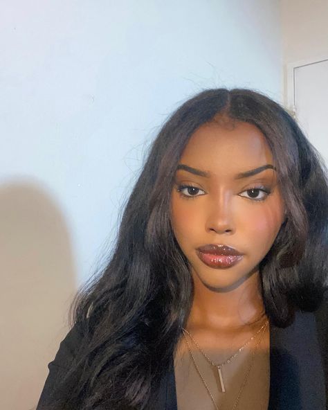 Heart Shaped Face, Soft Glam Makeup, Heart Face Shape, Dark Skin Makeup, Baddie Hairstyles, Girls Makeup, Pretty Makeup, Cute Makeup, Beautiful Makeup