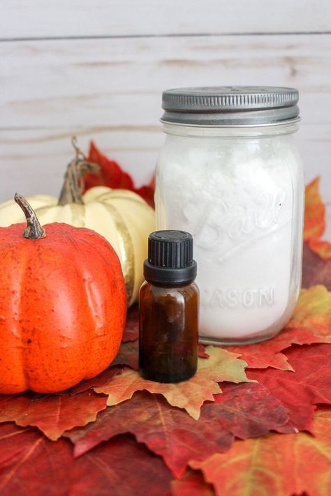 Pumpkin Pie Spice Carpet Cleaner Room Deodorizer Recipe. Natural cleaning products for fall you can make at home to save money and enjoy the scent of pumpkin spice. This simple, natural green cleaner DIY with baking soda and essential oils is so super easy to make! To use on carpet, sprinkle the carpet with a light layer of Pumpkin Spice Cleaner. Let the deodorizer stay on carpet for at least 10 minutes. Then vacuum as usual. Smell Like Fall, Natural Cleaning Products Diy, Homemade Cleaners Recipes, Room Deodorizer, Carpet Deodorizer, Carpet Cleaner Homemade, Pie Pumpkin, Cinnamon Essential Oil, Cleaner Recipes