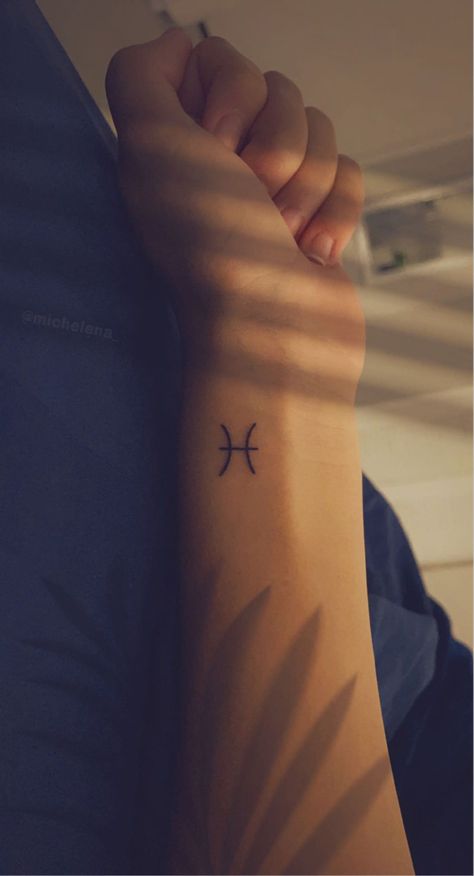 Small Zodiac Tattoos Pisces, Tatoos Woman Pisces, Pieces Small Tattoo, Pisces Symbol Tattoo For Women, Tattoos For Pisces Women, Pisces Neck Tattoo, Pices Tattoo Minimalist, Pisces Wrist Tattoo, Pieces Tattoo Zodiac Pisces