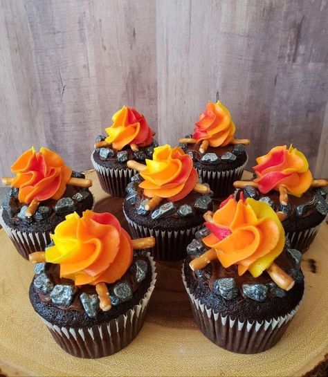 Cupcake Camping Theme, Fire Pit Cupcakes, Campfire Birthday Cake Ideas, 1st Birthday Camping Cake, Camp Cupcakes Ideas, Camping Theme Cupcake Ideas, Campfire Birthday Party Decorations, Campfire Cupcakes Camping Birthday, Camp Kikiwaka Birthday Party