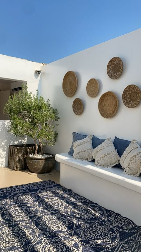 Greece Patio Ideas, Greek Style Backyard, Greek Backyard Ideas, Bamboo Screen Garden, Menorca House, Beach Bungalow Decor, Spanish Garden, Beach House Interior Design, Condo Furniture