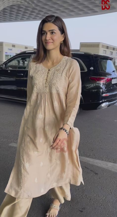 Kriti Sanon Salwar, Kriti Sanon Airport Look, Simple Kurta, Pinterest Wardrobe, Simple Dress Casual, Cotton Kurtis, Simple Kurta Designs, Casual Indian Fashion, Kurta Dress