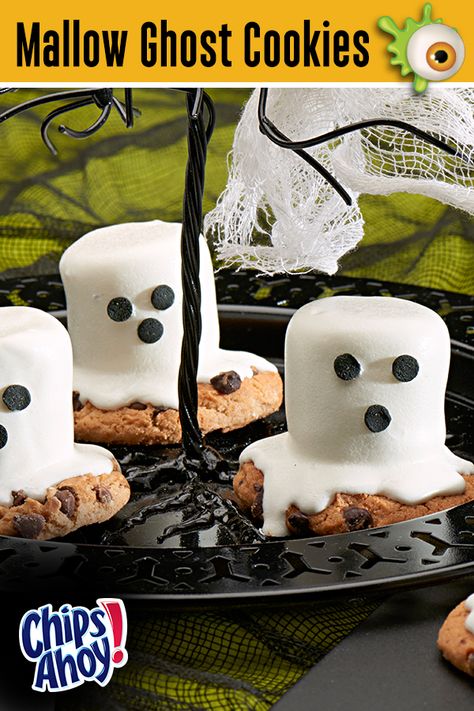 Spookify your party snacks with these treats! CHIPS AHOY! Mallow Ghost Cookies are hauntingly tasty and easy to make - perfect for any Ghostly Gathering this Halloween! Visit GhostessParty.com for more recipes, Halloween party ideas & printables. Halloween Pizza, Halloween Food Dinner, Cute Marshmallows, Spooky Snacks, Marshmallow Cookies, Ghost Cookies, Chips Ahoy, Best Sweets, Spooky Treats