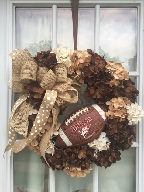 Football fall burlap wreath Football Season Wreaths, Football Porch Decorating Ideas, Diy Football Wreath, Fall Football Decor Ideas For The Home, Sports Wreaths Diy, Football Diy Decor, Football Crafts To Sell, Fall Football Crafts, Football Wreaths For Front Door