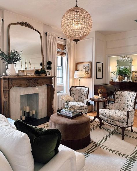 Anna Page, Antique Living Room, Style Parisienne, Apartment Decoration, French Country Living Room, Casa Vintage, Vintage Living Room, French Decor, Living Room Inspo