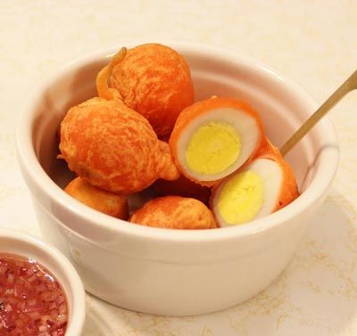 Filipino Street Food Recipes, Filipino Snacks Recipes, Kwek Kwek Aesthetic, Aesthetic Filipino Food, Filipino Snacks Aesthetic, Filipino Cocktails, Kwek Kwek Street Food, Pinoy Lunch, Street Foods Philippines