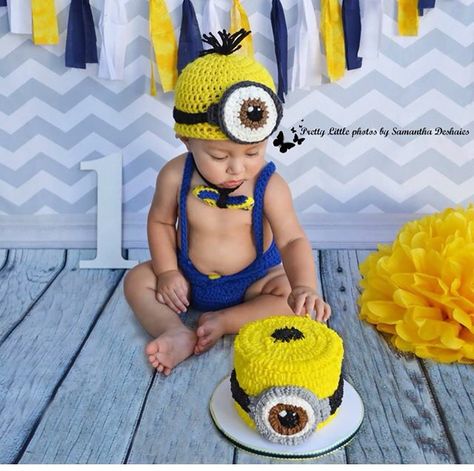 Minion. Cake smash. Baby boy Minion Photoshoot, Minion Theme Photoshoot, Minion 1st Birthday, 1st Birthday Minion Theme, Minions Smash Cake, Minion Party Theme, One In A Minion, Minion Cakes, Minion Theme