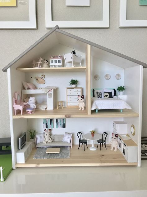 Elena's IKEA Flisat dollhouse is fully furnished! #ikeadollhouse #ikeahack #dollhousemakeover #ikeaflisat Ikea Dollhouse, American Girl Doll House, Girls Dollhouse, Doll House Plans, Dekorasi Kamar Tidur, Barbie Doll House, Modern Dollhouse, Wooden Dollhouse, Barbie House