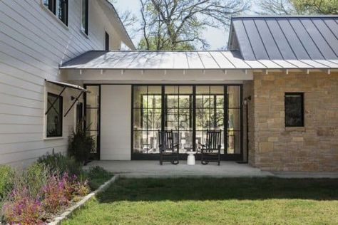 Tour this dreamy modern Texas farmhouse surrounded by oak trees Texas Farmhouse, Farmhouse Exterior Design, Interior Design Minimalist, Farmhouse Architecture, Modern Garage, Casa Exterior, Modern Farmhouse Exterior, Farmhouse Exterior, Modern Farmhouse Style