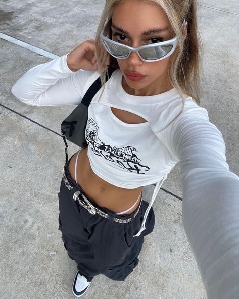 All Posts • Instagram Pakaian Hipster, Y2k Summer Outfits, Mode Boho, Foto Poses, Tomboy Outfits, 2000s Fashion Outfits, Cooler Look, Looks Street Style, Streetwear Fashion Women