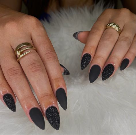 Black Short Stiletto Nails, Sparkle Nails Black, Black Nails Spooky, Black Sugar Nails, Halloween Nails Stiletto, Fall Nails Dark, Black Nails Halloween, Nail Inspo Black, Black Nail Inspo