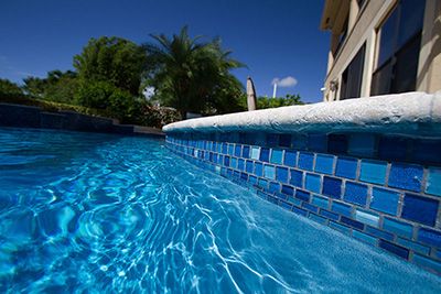 Pool Tile Ideas, Green Pool Water, Travertine Deck, Arizona Pools, Swimming Pool Renovation, Tile Pool, Series Ideas, Sky Pool, Rectangle Pool